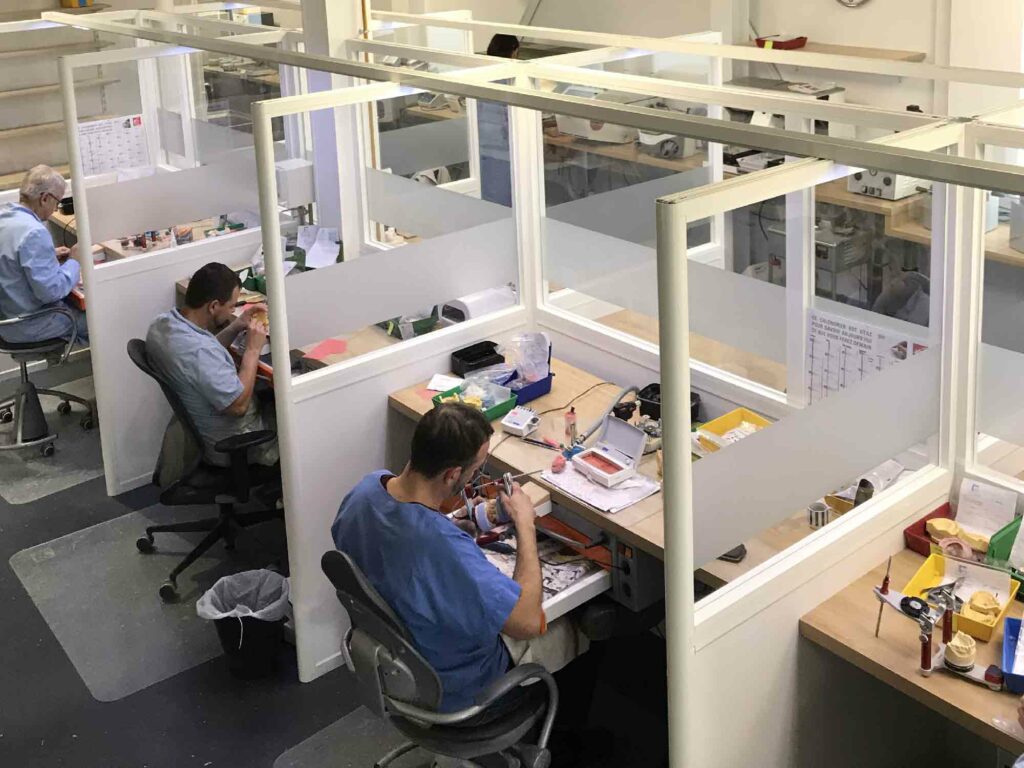Techniciens au laboratoire Odontolab réalisant des prothèses dentaires à Beauvais