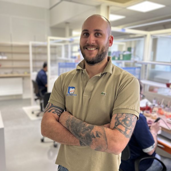 Portrait de Thomas Houchi, membre de l'équipe du laboratoire de prothèses dentaires Odontolab en tant que Responsable Technique CFAO