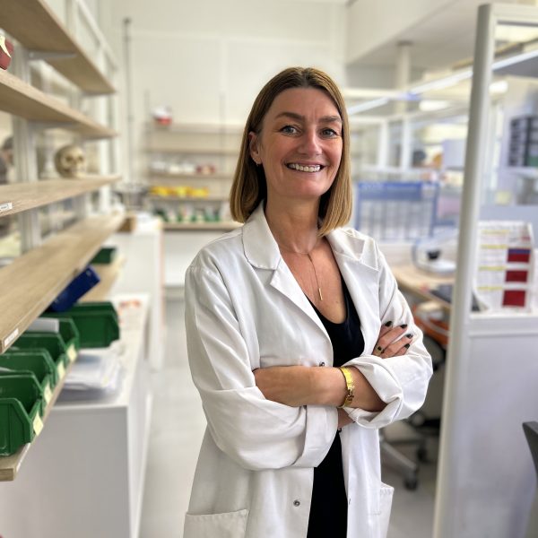 Portrait de Jennifer Courtois, membre de l'équipe du laboratoire de prothèses dentaires Odontolab en tant que Reponsable logistique