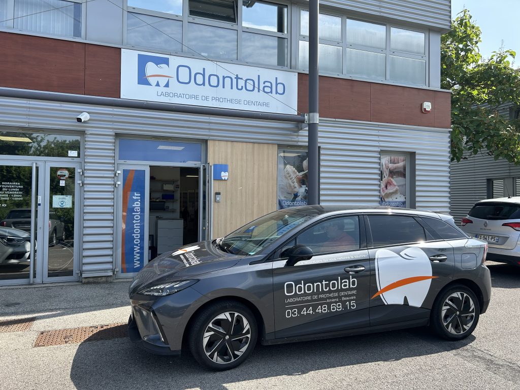Véhicule de livraison électrique du laboratoire Odontolab à Beauvais - prothèses dentaires